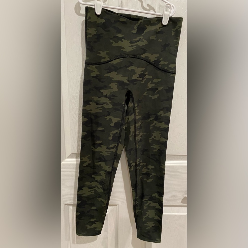 SPANX Booty Booster Green Camo Cropped Leggings Size Small
